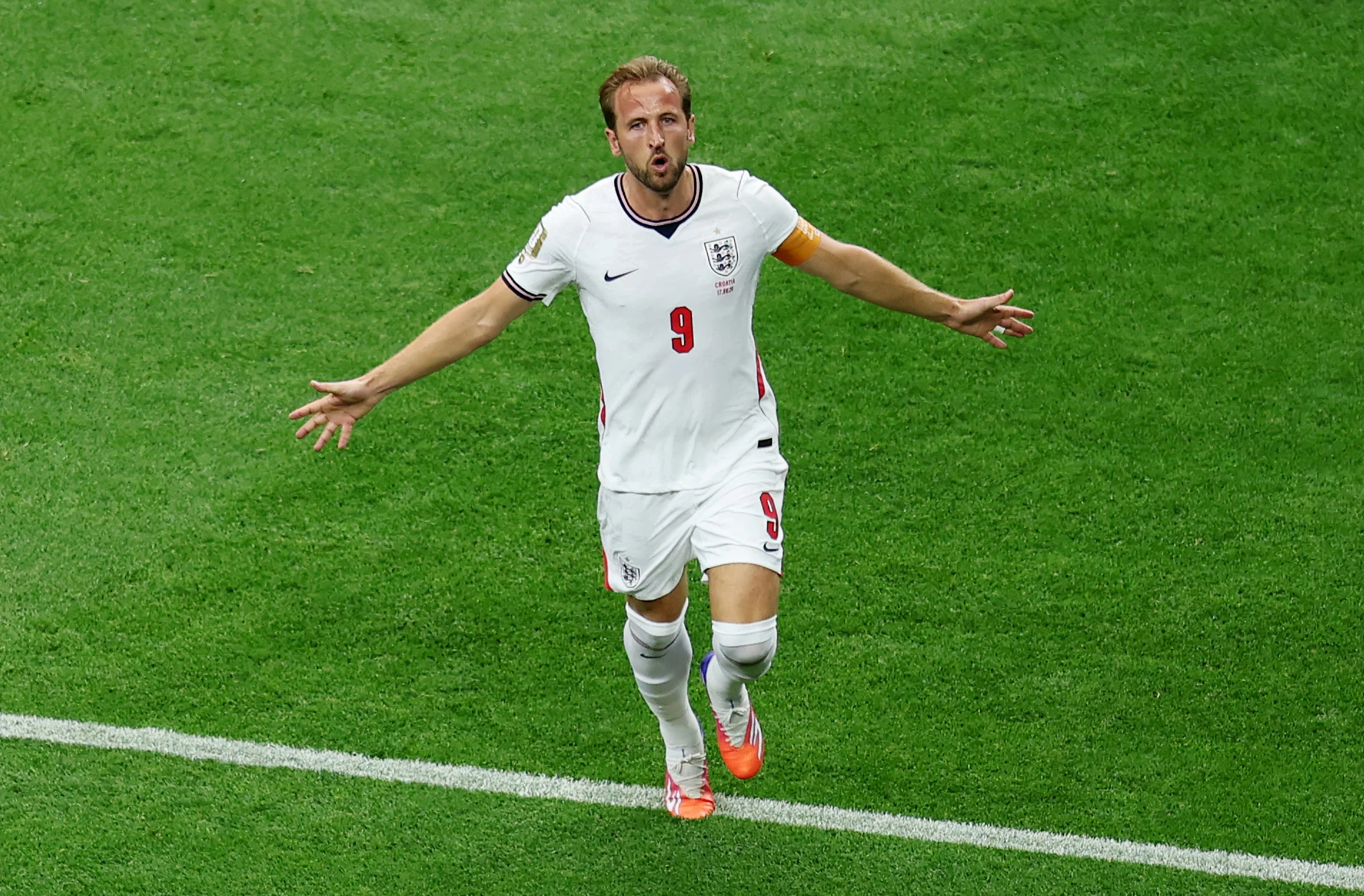 英格兰世界杯赛2-0胜巴拿马，贝林厄姆助攻凯恩破记录，宽萨伤离场